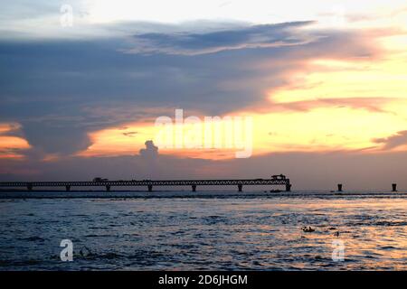 Bella serata a Padma Bridge sotto l'area di costruzione, la foto è stata scattata da Padma Bridge, Padma River, MAOA il 18 ottobre 2020. Foto Stock