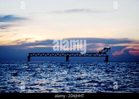 Bella serata a Padma Bridge sotto l'area di costruzione, la foto è stata scattata da Padma Bridge, Padma River, MAOA il 18 ottobre 2020. Foto Stock