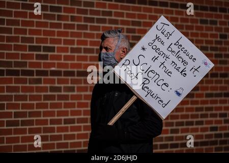 Cleveland, Ohio, Stati Uniti. 17 Ott 2020. Mentor, residente in Ohio JIM BRUMBAUGH ascolta i discorsi durante prima di una 'marcia delle donne di emergenza' Sabato, 17 ottobre 2020 a Cleveland, Ohio. Il sig. Brumbaugh era presente con sua moglie per sostenere lei, le sue nipoti nello spirito e tutte le donne. Credit: Andrew Dolph/ZUMA Wire/Alamy Live News Foto Stock