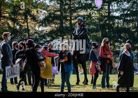 Cleveland, Ohio, Stati Uniti. 17 Ott 2020. Un Cleveland Mounted Police Officer parla con i partecipanti di una 'marcia delle donne di emergenza' Sabato 17 Ottobre 2020 a Cleveland, Ohio. Credit: Andrew Dolph/ZUMA Wire/Alamy Live News Foto Stock