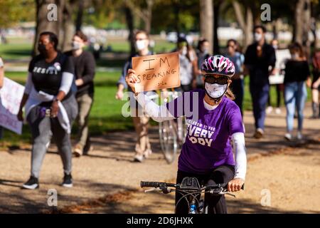 Washington, DC, USA, 17 ottobre 2020. Nella foto: Un protestante in bicicletta porta un cartello che cita Kamala Harris e fa riferimento alle ripetute interruzioni di Mike Pence durante il dibattito presidenziale. Il cartello dice 'sto parlando', 'CountOnU marzo e Text-A-Thon, ospitato dalla marcia delle Donne. Migliaia di persone si radunarono al Freedom Plaza prima di marciare intorno al Campidoglio per il National Mall in una dimostrazione di forza del potere politico delle donne. La marcia si è conclusa con un Get out the vote text-a-thon sul National Mall. Credit: Alison Bailey/Alamy Live News Foto Stock