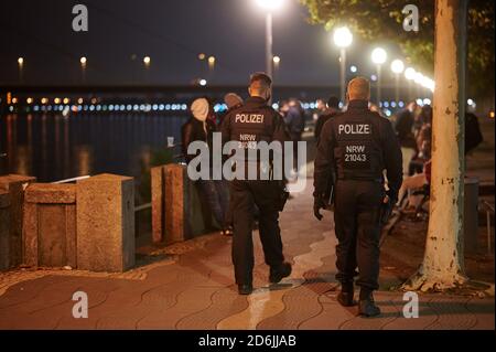 Duesseldorf, Germania. 17 Ott 2020. I poliziotti pattugliano la passeggiata sul Reno, dopo il primo coprifuoco alle ore 23:00 come misura contro la diffusione del coronavirus. Credit: Henning Kaiser/dpa/Alamy Live News Foto Stock