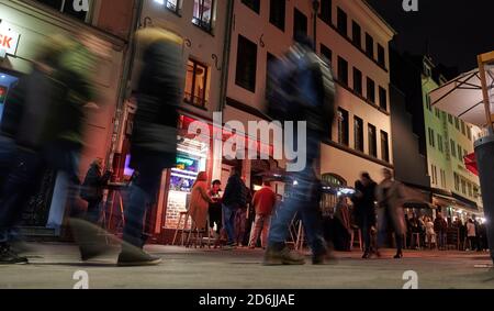 Duesseldorf, Germania. 17 Ott 2020. Gli ospiti potranno gustare cibo e bevande nel centro storico di Düsseldorf prima della chiusura, a partire dalle 11. Credit: Henning Kaiser/dpa/Alamy Live News Foto Stock