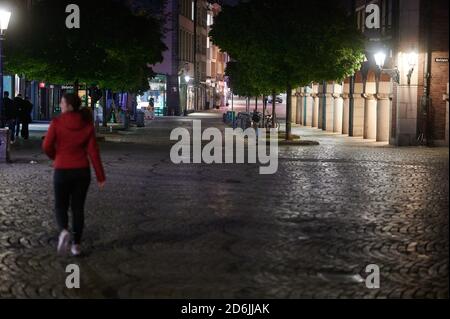 Duesseldorf, Germania. 17 Ott 2020. È insolitamente vuoto nella città vecchia di Düsseldorf, dopo il primo coprifuoco alle 11 come misura contro la diffusione del coronavirus. Credit: Henning Kaiser/dpa/Alamy Live News Foto Stock