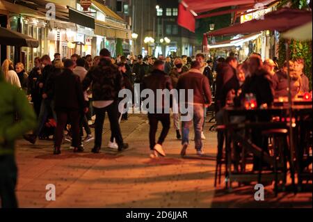 Duesseldorf, Germania. 17 Ott 2020. Gli ospiti potranno gustare cibo e bevande nel centro storico di Düsseldorf prima della chiusura, a partire dalle 11. Credit: Henning Kaiser/dpa/Alamy Live News Foto Stock