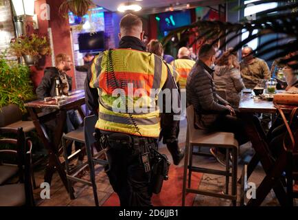 Duesseldorf, Germania. 17 Ott 2020. I dipendenti dell'ufficio dell'ordine pubblico controllano che il coprifuoco venga osservato nel centro storico di Düsseldorf dalle 23.00 ore. Credit: Henning Kaiser/dpa/Alamy Live News Foto Stock