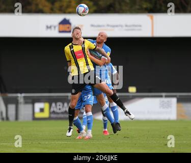 Harrogate, Yorkshire, Regno Unito. 17 ottobre 2020. Jason Taylor of Barrow contesta un titolo con Jonathan Stead di Harrogate Town durante la partita Sky Bet League 2 tra Harrogate Town e Barrow a Wetherby Road, Harrogate sabato 17 ottobre 2020. (Credit: Mark Fletcher | MI News) Credit: MI News & Sport /Alamy Live News Foto Stock