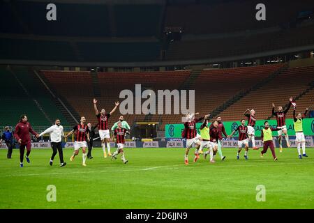 Milano, Italia. 17 Ott 2020. MILANO, ITALIA - 17 ottobre 2020: I giocatori di AC Milan festeggiano la vittoria al termine della serie A tra FC Internazionale e AC Milan. AC Milan ha vinto nel 2-1 il FC Internazionale. (Foto di Nicolò campo/Sipa USA) Credit: Sipa USA/Alamy Live News Foto Stock