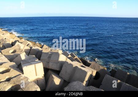 Cubi di cemento frangiflutti Foto Stock