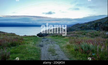 Mare di Barents e Oceano Artico, l'estremo nord della Russia. Il villaggio di Teriberka e il cimitero delle navi, paesaggi Foto Stock