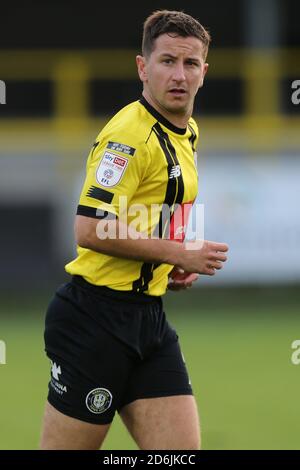 Harrogate, Yorkshire, Regno Unito. 17 ottobre 2020. Josh Falkingham di Harrogate Town durante la partita Sky Bet League 2 tra Harrogate Town e Barrow a Wetherby Road, Harrogate sabato 17 ottobre 2020. (Credit: Mark Fletcher | MI News) Credit: MI News & Sport /Alamy Live News Foto Stock