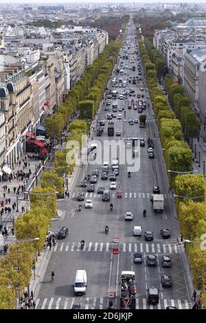 Vista aerea degli Champs-Elysees avenue nel 8 ° arrondissement, Parigi, Francia con il museo del Louvre e Obelisco di Luxor sullo sfondo Foto Stock