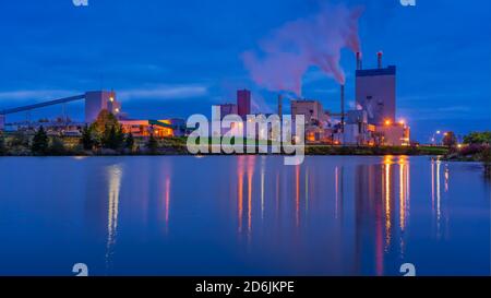 Il mulino di carta e polpa Dompar illuminato di notte a Dryden, Ontario, Canada. Foto Stock