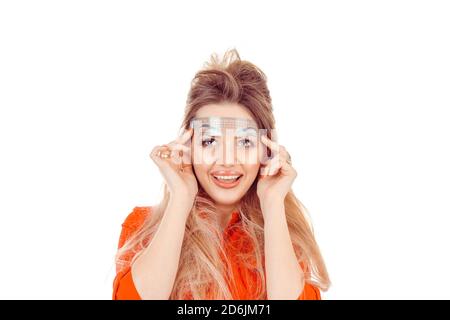 Felice con la forma di sopracciglia. Donna stilista che misura le sopracciglia con il righello che guarda in su ridendo, sorridente isolato su bianco. Micropigmentazione, Foto Stock