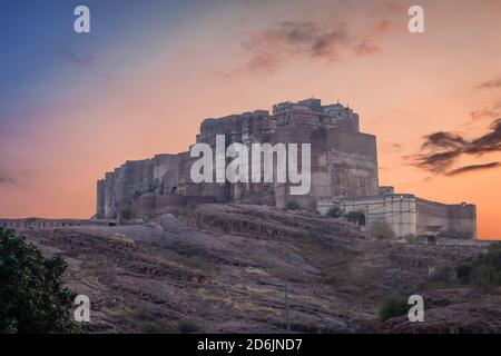 Vista dell'ora d'oro del Forte Mehrangarh da un punto di vista La collina Foto Stock