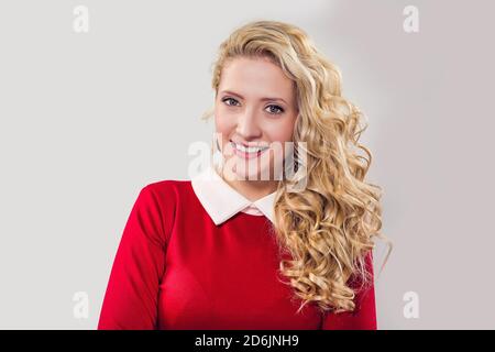 Headshot di giovane bella donna bionda con gli occhi blu guardando la macchina fotografica sorridente felice con il sorriso toothy. Persona di affari caucasica in dr formale nero Foto Stock