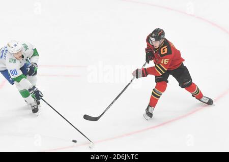 Mosca, Mosca, Russia. 17 Ott 2020. DENIS ZERNOV (16) di Avangard Omsk durante l'azione della Russo Kontinental Hockey League (KHL) al Balashikha Ice Palace. Credit: Daniele Kuteopoli/ZUMA Wire/Alamy Live News Foto Stock