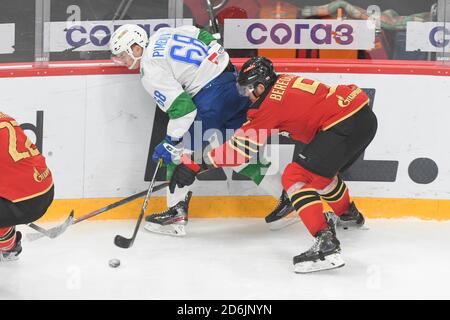 Mosca, Mosca, Russia. 17 Ott 2020. ALEX BEREGAZZO (5) di Avangard Omsk combatte con ARTYOM PIMENOV (68) di Salavat Yulae Credit: Daniel Kuteopoli/ZUMA Wire/Alamy Live News Foto Stock