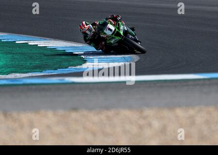 Cascais. 17 Ott 2020. Il britannico Jonathan Rea del Kawasaki Racing Team WorldSBK corre durante il Campionato del mondo FIM Superbike Estoril Round Race 1 al circuito Estoril di Cascais, Portogallo, il 17 ottobre 2020. Credit: Pedro Feuza/Xinhua/Alamy Live News Foto Stock