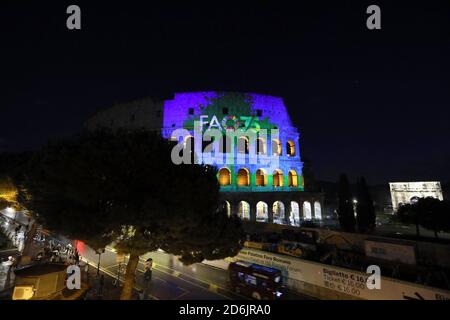 (201018) -- PECHINO, 18 ottobre 2020 (Xinhua) -- il video mapping dell'Organizzazione delle Nazioni Unite per l'alimentazione e l'Agricoltura viene visualizzato sul Colosseo a Roma, Italia, 16 ottobre 2020. La Giornata Mondiale dell'alimentazione è stata segnata in tutta Italia con eventi sia colorati che seri, oltre a tributi all'Organizzazione delle Nazioni Unite per l'alimentazione e l'Agricoltura (FAO), con sede a Roma, che ha segnato il 75° anniversario di fondazione lo stesso giorno. (Alessia Pierdomenico/FAO/solo per uso editoriale/consegna via Xinhua) Foto Stock