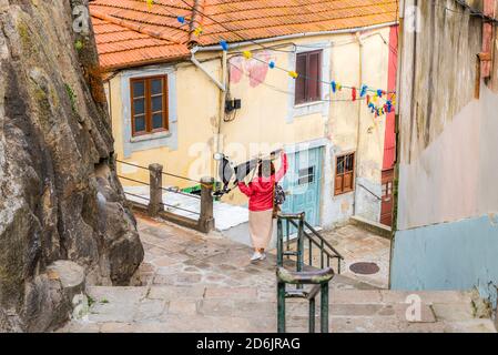 Ripida e tortuosa strada con ringhiera fino ad Avenida de Gustavo Eiffel a Porto, Portogallo Foto Stock