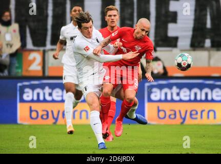 Augusta, Germania. 17 Ott 2020. Angelino (1° R) di Lipsia vies con Michael Gregoritsch (3° R) di Augusta durante una partita tedesca della Bundesliga tra FC Augusta e RB Leipzig ad Augusta, Germania, 17 ottobre 2020. Credit: Philippe Ruiz/Xinhua/Alamy Live News Foto Stock