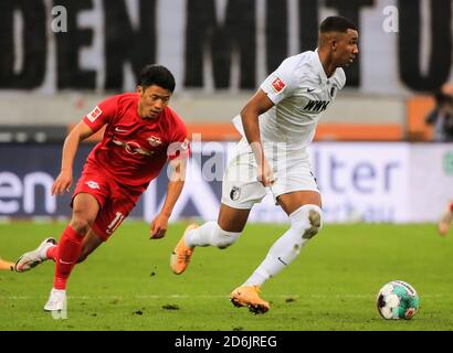 Augusta, Germania. 17 Ott 2020. Felix Uduokhai (R) di Augusta controlla la palla sotto la difesa di Hwang Hee-chan di Lipsia durante una partita tedesca della Bundesliga tra FC Augusta e RB Leipzig ad Augusta, Germania, 17 ottobre 2020. Credit: Philippe Ruiz/Xinhua/Alamy Live News Foto Stock