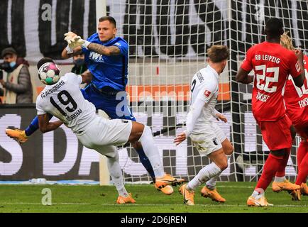 Augusta, Germania. 17 Ott 2020. Il portiere Rafal Gikiewicz (2° L) di Augusta fa un salvataggio durante una partita della Bundesliga tedesca tra FC Augusta e RB Leipzig ad Augusta, Germania, 17 ottobre 2020. Credit: Philippe Ruiz/Xinhua/Alamy Live News Foto Stock