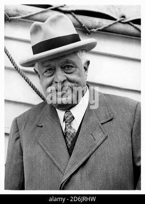 1934 c., NEW YORK , USA : IL politico italiano VITTORIO EMANUELE ORLANDO ( 1860 - 1952 ). Fotografo sconosciuto . - POLITICO - POLITICA - POLITIC - foto storiche - foto storica - ritratto - ritratto - baffi - baffi - uomo anziano vecchio - antico anziano - cravatta - cappello - cappello - primo Ministro - PRESIDENTE DEL CONSIGLIO - SECONDA GUERRA Mondiale - GUERRA DI OGLIO II - Grande Guerra - RESISTENZA - LIBERAZIONE dal Nazifascismo --- ARCHIVIO GBB Foto Stock