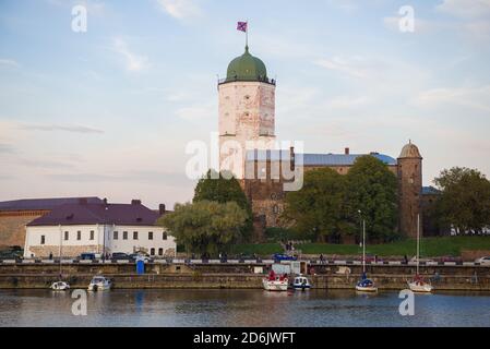 Vista del Castello di Vyborg dal porto sud in una serata di ottobre. Regione di Leningrad, Russia Foto Stock