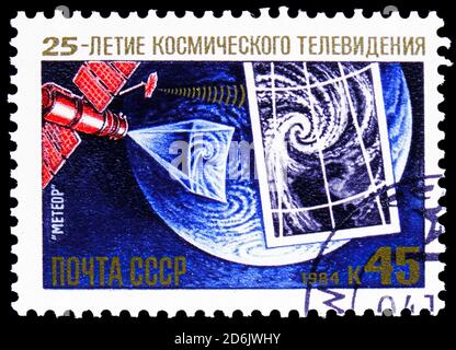 MOSCA, RUSSIA - 15 SETTEMBRE 2020: Francobollo stampato in URSS (Russia) mostra 25 ° anniversario della TV nello spazio, serie, circa 1984 Foto Stock