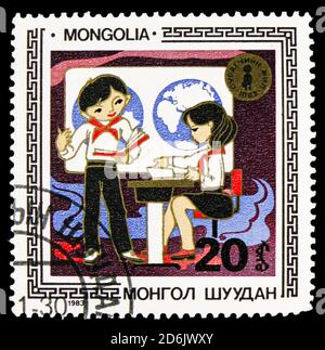 MOSCA, RUSSIA - 15 SETTEMBRE 2020: Francobollo stampato in Mongolia mostra bambini in varie attività, serie, circa 1983 Foto Stock