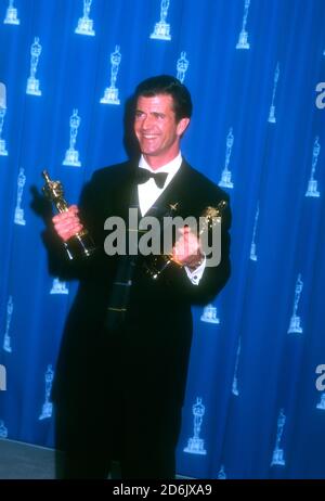 Los Angeles, California, USA 25 marzo 1996 il regista Mel Gibson si pone con i suoi Oscar come miglior regista e miglior immagine per "Braveheart" al 68th Annual Academy Awards al Dorothy Chandler Pavilioin il 25 marzo 1996 a Los Angeles, California, USA. Foto di Barry King/Alamy Stock foto Foto Stock