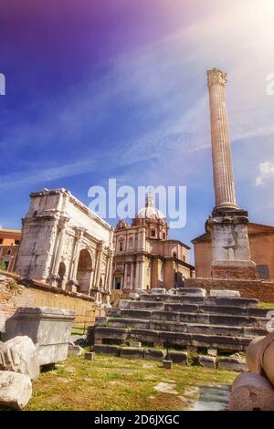 L'Arco trionfale di Settimio Severo, la chiesa Santi Luca e Martina e la colonna di Foca nel Foro Romano Foto Stock