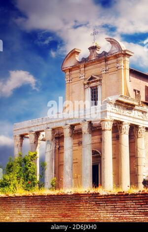 Facciata del Tempio di Antonino e Faustina (chiesa di San Lorenzo in Miranda) sulla Via Sacra, il Foro Romano, a Roma Foto Stock