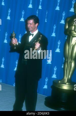 Los Angeles, California, USA 25 marzo 1996 il regista Mel Gibson si pone con i suoi Oscar come miglior regista e miglior immagine per "Braveheart" al 68th Annual Academy Awards al Dorothy Chandler Pavilioin il 25 marzo 1996 a Los Angeles, California, USA. Foto di Barry King/Alamy Stock foto Foto Stock