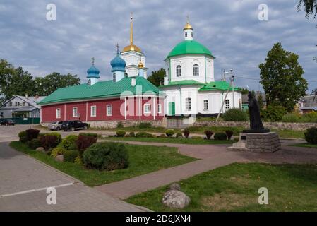 Pechory, Russia - 22 agosto 2020: Chiesa dei quaranta martiri di Sebaste e della Chiesa barbarica Foto Stock