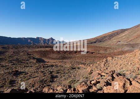 Vista sul campo di lava nella caldera del Parco Nazionale del Monte Teide, Tenerife, Isole Canarie, Spagna Foto Stock