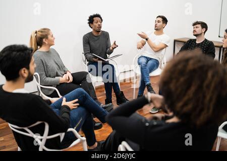 Gruppo di persone creative multietniche che lavorano su un progetto e hanno un incontro di brainstorming. Lavoro di squadra e concetto di brainstorming. Foto Stock