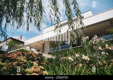 Brno, Repubblica Ceca - Settembre 13 2020: Villa Tugendhat Casa modernista progettata da Mies van der Rohe in stile Bauhaus Internazionale vista da Foto Stock