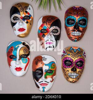 maschere carnevale decorative sulla parete Foto Stock