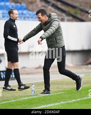 Karlsruhe, Germania. 17 Ott 2020. Calcio: 2 Bundesliga, Karlsruher SC - SV Sandhausen, 4° incontro nello stadio Wildpark. Il allenatore di Karlsruhe Christian Eichner. Credito: Uli Deck/dpa - NOTA IMPORTANTE: In conformità con le norme del DFL Deutsche Fußball Liga e del DFB Deutscher Fußball-Bund, è vietato sfruttare o sfruttare nello stadio e/o nel gioco le fotografie scattate sotto forma di sequenze di immagini e/o serie di foto di tipo video./dpa/Alamy Live News Foto Stock