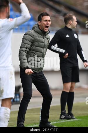 Karlsruhe, Germania. 17 Ott 2020. Calcio: 2 Bundesliga, Karlsruher SC - SV Sandhausen, 4° incontro nello stadio Wildpark. Il allenatore di Karlsruhe Christian Eichner. Credito: Uli Deck/dpa - NOTA IMPORTANTE: In conformità con le norme del DFL Deutsche Fußball Liga e del DFB Deutscher Fußball-Bund, è vietato sfruttare o sfruttare nello stadio e/o nel gioco le fotografie scattate sotto forma di sequenze di immagini e/o serie di foto di tipo video./dpa/Alamy Live News Foto Stock