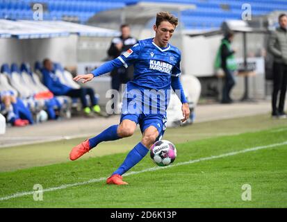 Karlsruhe, Germania. 17 Ott 2020. Calcio: 2 Bundesliga, Karlsruher SC - SV Sandhausen, 4° incontro nello stadio Wildpark. Il Karlsruher Benjamin Goller. Credito: Uli Deck/dpa - NOTA IMPORTANTE: In conformità con le norme del DFL Deutsche Fußball Liga e del DFB Deutscher Fußball-Bund, è vietato sfruttare o sfruttare nello stadio e/o nel gioco le fotografie scattate sotto forma di sequenze di immagini e/o serie di foto di tipo video./dpa/Alamy Live News Foto Stock