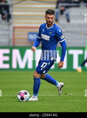 Karlsruhe, Germania. 17 Ott 2020. Calcio: 2 Bundesliga, Karlsruher SC - SV Sandhausen, 4° incontro nello stadio Wildpark. Il Karlsruhe Marco Djuricin. Credito: Uli Deck/dpa - NOTA IMPORTANTE: In conformità con le norme del DFL Deutsche Fußball Liga e del DFB Deutscher Fußball-Bund, è vietato sfruttare o sfruttare nello stadio e/o nel gioco le fotografie scattate sotto forma di sequenze di immagini e/o serie di foto di tipo video./dpa/Alamy Live News Foto Stock