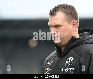 Karlsruhe, Germania. 17 Ott 2020. Calcio: 2 Bundesliga, Karlsruher SC - SV Sandhausen, 4° incontro nello stadio Wildpark. Il pullman di Sandhausen Uwe Koschinat. Credito: Uli Deck/dpa - NOTA IMPORTANTE: In conformità con le norme del DFL Deutsche Fußball Liga e del DFB Deutscher Fußball-Bund, è vietato sfruttare o sfruttare nello stadio e/o nel gioco le fotografie scattate sotto forma di sequenze di immagini e/o serie di foto di tipo video./dpa/Alamy Live News Foto Stock