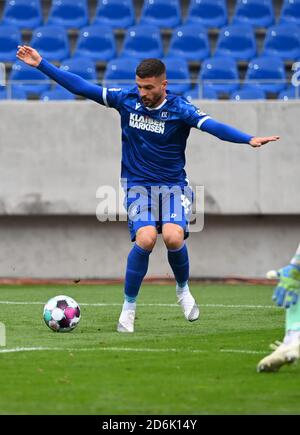 Karlsruhe, Germania. 17 Ott 2020. Calcio: 2 Bundesliga, Karlsruher SC - SV Sandhausen, 4° incontro nello stadio Wildpark. Il Karlsruhe Marco Djuricin. Credito: Uli Deck/dpa - NOTA IMPORTANTE: In conformità con le norme del DFL Deutsche Fußball Liga e del DFB Deutscher Fußball-Bund, è vietato sfruttare o sfruttare nello stadio e/o nel gioco le fotografie scattate sotto forma di sequenze di immagini e/o serie di foto di tipo video./dpa/Alamy Live News Foto Stock