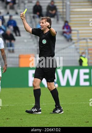 Karlsruhe, Germania. 17 Ott 2020. Calcio: 2 Bundesliga, Karlsruher SC - SV Sandhausen, 4° incontro nello stadio Wildpark. Arbitro Frank Willenborg. Credito: Uli Deck/dpa - NOTA IMPORTANTE: In conformità con le norme del DFL Deutsche Fußball Liga e del DFB Deutscher Fußball-Bund, è vietato sfruttare o sfruttare nello stadio e/o nel gioco le fotografie scattate sotto forma di sequenze di immagini e/o serie di foto di tipo video./dpa/Alamy Live News Foto Stock