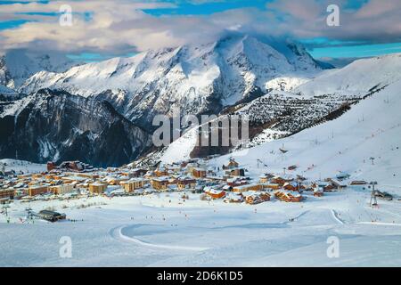 Stazione sciistica di Alpe d Huez e vista spettacolare dalla pista da sci, Francia, Europa Foto Stock