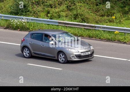 2010 Renault Megane D-QUE TT Dcifap110; traffico veicolare, veicoli in movimento, automobili, veicoli che guidano su strade del Regno Unito, motori, motori sulla rete stradale autostradale M6 nel Regno Unito. Foto Stock